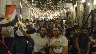 مقاهى وسط البلد كاملة العدد قبل بدء مباراة مصر وزيمبابوى(صور)