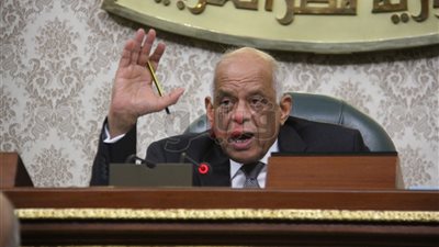 رئيس البرلمان يطالب النواب بقراءة اللائحة قبل مناقشة القوانين