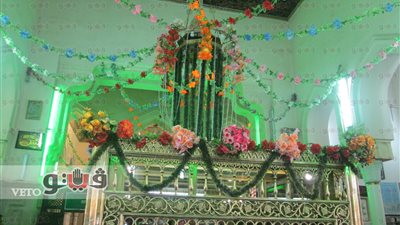 بالصور.. أهالي قنا يتوافدون على ضريح القنائي احتفالا بشهر رجب