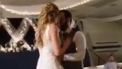 الرقصة الأولى لعروسين في حفل الزفاف تتحول إلى خناقة بالأيدي (فيديو)