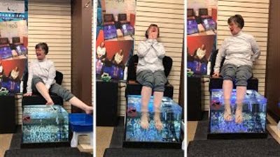 رد فعل عجوز تحصل على «مساج الأسماك» لأول مرة (فيديو)