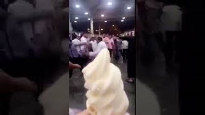 بالفيديو.. علقة ساخنة لمصري داخل سوق في الكويت