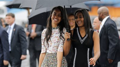 أوباما يفضح ابنته خلال حملة «هيلاري» وتويتر يسخر منه