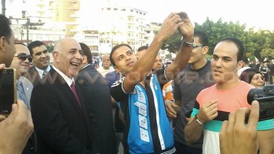 بالفيديو.. أبرز احتفالات المصريين بعيد الفطر.. الرقص على أنغام الـ«دي جي» بـ«مصطفى محمود».. التقاط «السيلفي» بالجيزة.. «ساب واي» يظهر في مصر الجديدة.. والسوريون