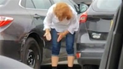 امرأة تشوه سيارة وتحاول إصلاحها بشكل مضحك (صور)