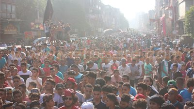 بالصور.. شباب يرقصون «عرايا» على أنغام «المهرجانات» في بولاق