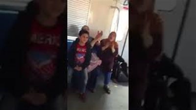 زغاريد وأغان لسيدات في المترو احتفالًا بقرب زفاف فتاة (فيديو)