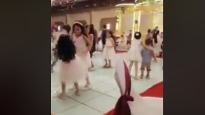 أطفال ينشرون الفوضى بحفل زفاف بشكل صادم (فيديو)