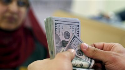الدولار يسجل 15.74 جنيها ببنوك مطار القاهرة