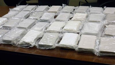 ضبط كمية من الكوكايين داخل كتب وسط أمتعة سيدة بمطار أسترالي