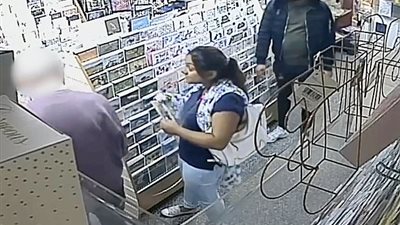 امرأة تصاب بنوبة قلبية بعد سرقتها بدقائق (فيديو وصور)