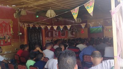 رسوم إضافية تفرضها مقاهي السويس لمشاهدة مباراة مصر والأوروجواي