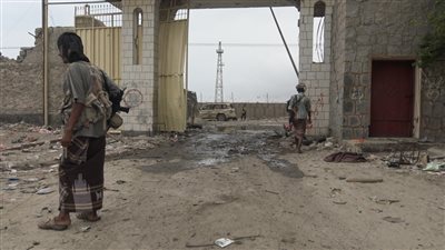 مقتل اثنين من الشرطة اليمنية وإصابة آخرين في انفجار قنبلة بعدن