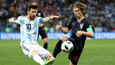 ميسي أفضل لاعب في العالم.. صحف برشلونة تهاجم تتويج مودريتش (صور)