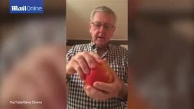 بالفيديو والصور.. أسهل طريقة لتقشير المانجو بالملعقة