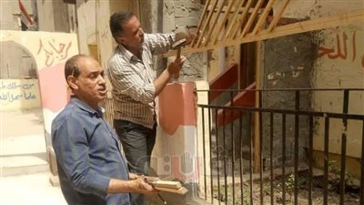 مدير مدرسة بالمحلة الكبرى يساعد عمال النظافة في «الكنس والمسح» (صور)