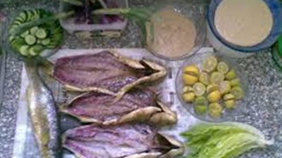 5 أعراض تؤكد إصابتك بتسمم الفسيخ