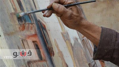 بالصور..رسام بـ«المعز» وهب حياته للفن ويعلمه للراغبين دون مقابل