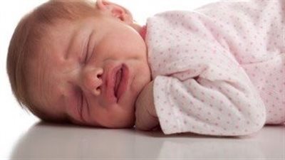 8 علامات تؤكد إصابة طفلك بالانسداد المعوي