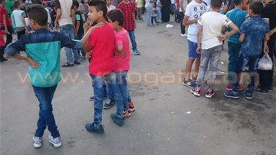 35 صورة ترصد أطفال مصر في عيد الفطر.. تدخين السجائر سمة جيل المستقبل.. وتسلق أسوار حديقة الحيوان الأبرز.. الشعر الأصفر «موضة» أحباب الرحمن.. والألعاب البهلوانية وسيلة إضاعة الوقت