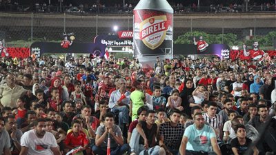 بدأت بقلق وانتهت بفرحة.. 11 صورة ترصد حال الجماهير خلال مباراة الفراعنة وزيمبابوى