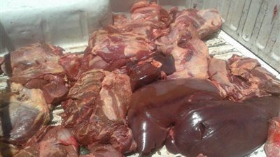 ضبط سيارة تابعة لأسواق التنمية الزراعية تبيع لحوما فاسدة بحلوان