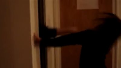 فتاة تلكم صديقتها بطريقة مروعة (فيديو)