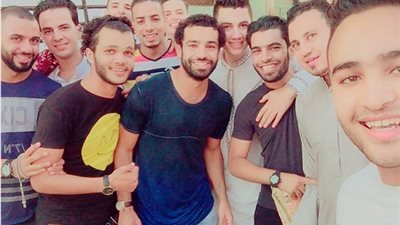محمد صلاح يؤدي صلاة العيد في مسقط رأسه بالغربية