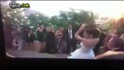 بالفيديو.. «عروس» تطلق النار من «سلاح آلي» فرحة بزفافها