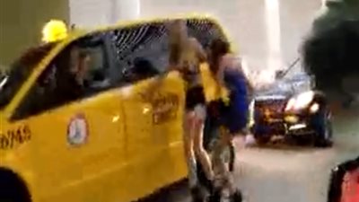 فتاة تسحل أخرى من شعرها في الشارع ليلًا (فيديو)