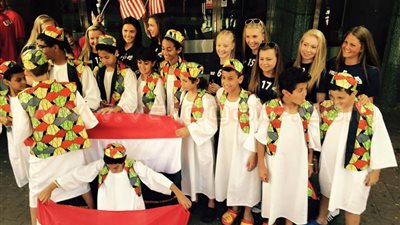 بالصور.. فريق الشمس يشارك في افتتاح بطولة السويد لليد بـ«زي نوبي»