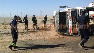 العناية الإلهية تنقذ مطار القاهرة من كارثة محققة.. انقلاب سيارة محملة بـ 12 طن وقود طائرات بأرض المهبط.. السلطات تعلن حالة الطوارئ القصوى.. القوات المسلحة تتدخل لرفع السيارة المقلوبة بالأوناش