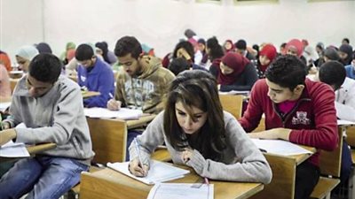 قطار امتحانات الثانوية العامة يصل محطته السادسة.. 651 ألف طالب وطالبة يؤدون امتحانات الفيزياء والتاريخ.. كراسات الامتحانات تصل اللجان.. وننشر مواصفات بوكليت المادتين