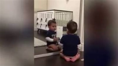 بالفيديو والصور.. طفل يقبل نفسه في المرآة