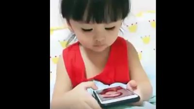 ذكاء طفلة أمسك والدها بها مستيقظة (فيديو)