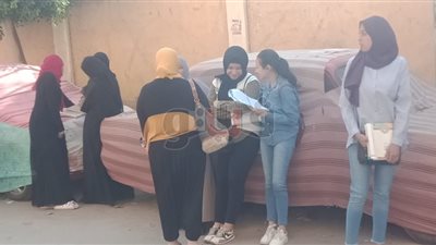 القلق يسيطر على طلاب الثانوية العامة أمام اللجان بالقليوبية (صور)