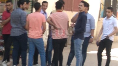 طلاب أسيوط يستعدون للفيزياء والتاريخ بمراجعات سريعة أمام اللجان (صور)