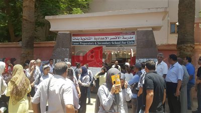 تجمع أولياء الأمور أمام اللجان قبل امتحاني الفيزياء والتاريخ بالأقصر