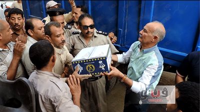بالصور.. «أمن القليوبية» يوزع كراتين رمضان في الخصوص