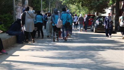 مراجعة نهائية لطلاب الثانوية أمام اللجان قبل امتحاني الفيزياء والتاريخ (صور)