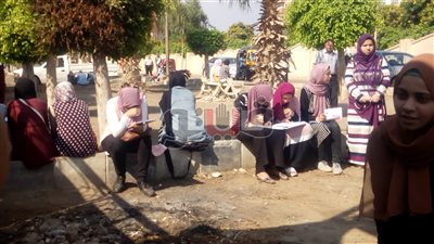 مراجعة اللحظات الأخيرة لطلاب الثانوية أمام اللجان بالغربية (صور)