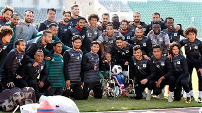 الطفلة «دينا» أصغر مشجعات المصري تؤازر الفريق قبل مواجهة بتروجت