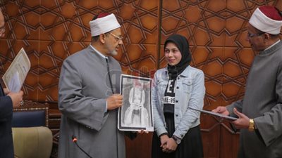 شيخ الأزهر يكرم الطلاب المشاركين بأعمال متميزة في معرض الكتاب (صور)