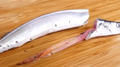 أسهل طرق لتنظيف السمك وإزالة رائحته من اليد ( فيديو)