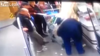 بالفيديو.. زجاجة مشروب تضع سيدة في موقف محرج داخل سوبر ماركت