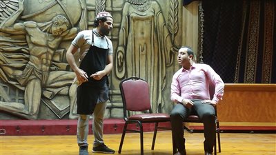 بالصور.. فرقة الشكمجية لذوي القدرات الخاصة تقدم عرضا مسرحيا بالصحفيين