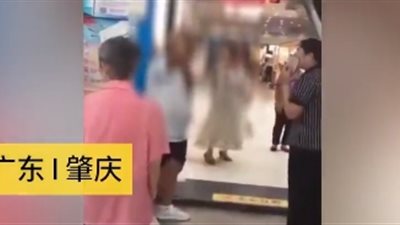 لحظة سقوط رجل بطريقة مروعة على السلم الكهربائي (فيديو)