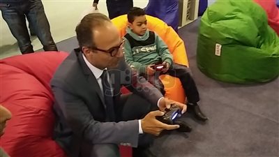 رئيس معرض الكتاب يلعب fifa 2018 أمام طفل (فيديو وصور)