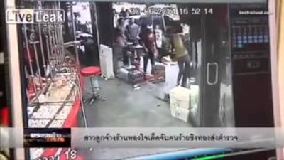 بالفيديو.. شاهد كيف تصدت عاملة لسرقة محل مجوهرات