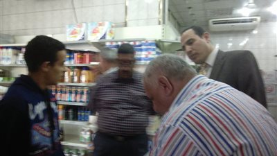 بالصور.. الرقابة الإدارية تكشف نقص السلع بمجمع استهلاكي
